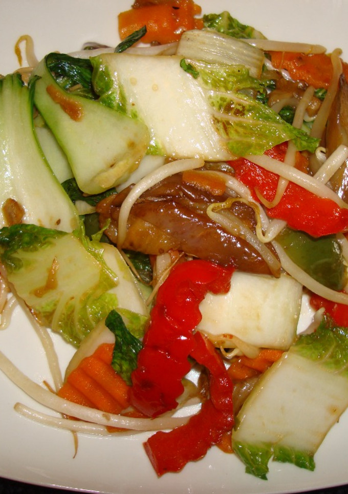Una foto de Salteado de pak choi con vegetales