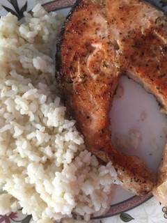 Una foto de Salmón a la plancha con arroz 🐟🍚