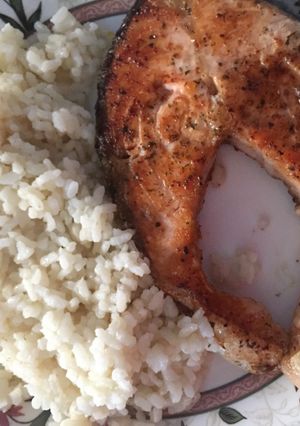 Una foto de Salmón a la plancha con arroz 🐟🍚