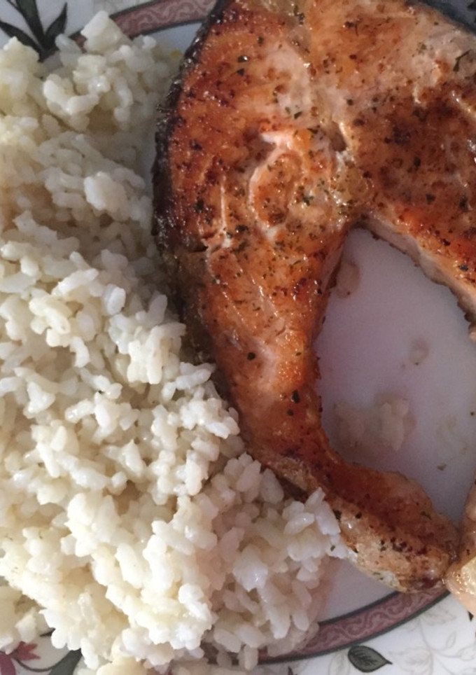 Una foto de Salmón a la plancha con arroz 🐟🍚