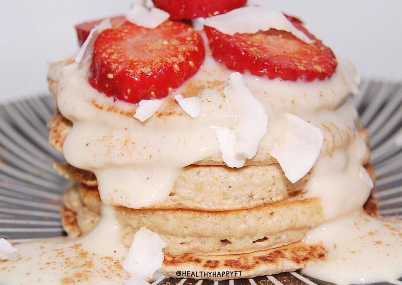 Pancakes de avena con topping de “leche condensada” fit