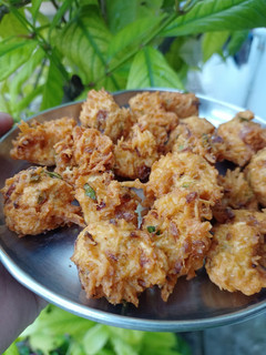மரவள்ளிக் கிழங்கு போண்டா(tapioca bonda recipe in tamil) செய்முறை முக்கிய புகைப்படம்
