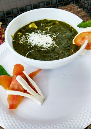 A picture of Palak paneer.
