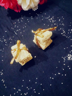 तिल गुड़ बर्फी (Til gur barfi recipe in Hindi) रेसिपी मुख्य फोटो