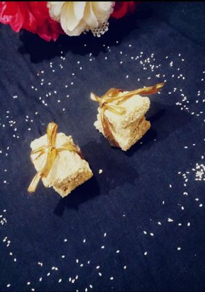 तिल  गुड़ बर्फी (Til gur barfi recipe in Hindi) रेसिपी मुख्य फोटो