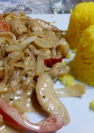 Una foto de Pollo salteado con verduras