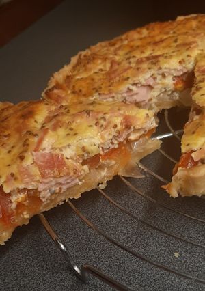 Une photo de Quiche à la tomate, aux échalotes et au jambon