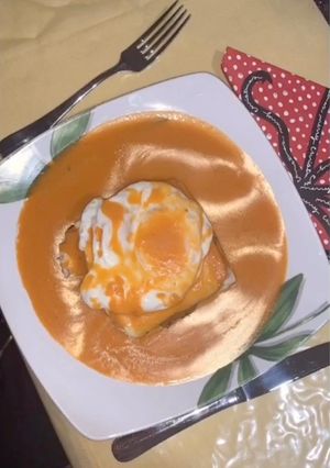 Une photo de Francesinha (recette portugaise)