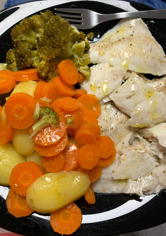 Una foto de Verduras y merluza al vapor en mambo