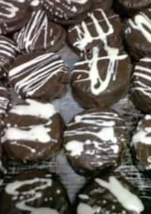 Una foto de Alfajores de chocolate rellenos de ganache de chocolate