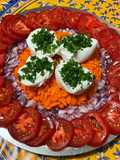 Salade de carottes, tomates et oignon rouge à la burrata et persil