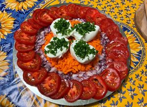 Une photo de Salade de carottes, tomates et oignon rouge à la burrata et persil