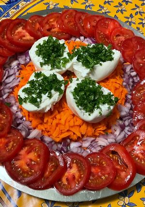 Une photo de Salade de carottes, tomates et oignon rouge à la burrata et persil