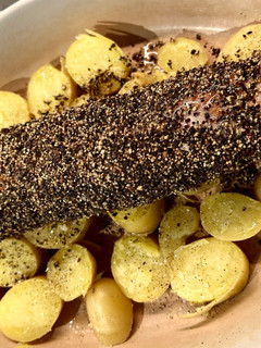 Una foto de Solomillo de cerdo a la pimienta con patatas