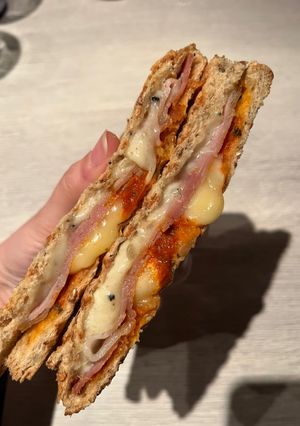 Une photo de Croque monsieur gourmand au fromage de truffe