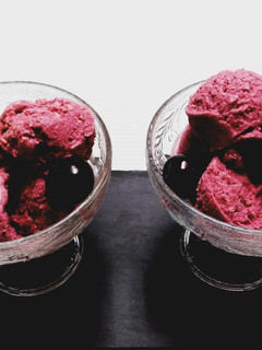 Una foto de Helado de cerezas con yogur