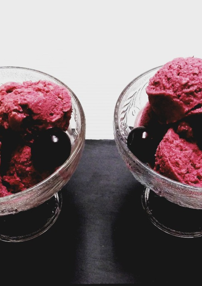 Una foto de Helado de cerezas con yogur
