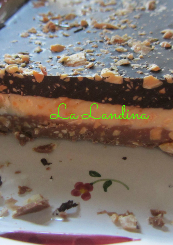 Una foto de Turrón de tres chocolates con almendras