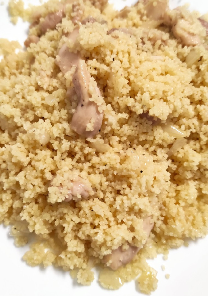 Una foto de Cuscús con pollo y cebolla🤤