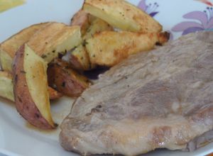 Una foto de Chuleta de cerdo con papas asadas