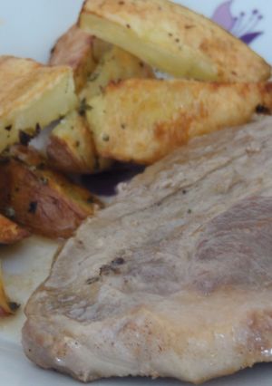Una foto de Chuleta de cerdo con papas asadas