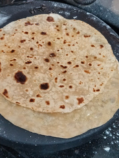 ડબલ પડી રોટલી(Double padi rotli recipe in Gujarati) રેસીપી મુખ્ય ફોટો