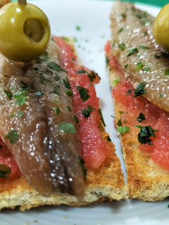 Una foto de Pincho de sardina ahumada