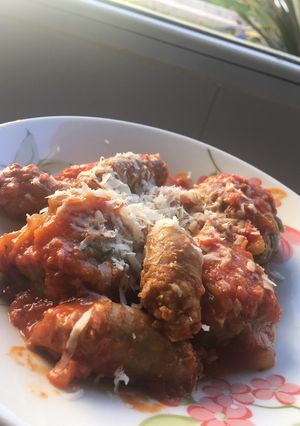 Una foto de Malfattis con salsa rosa y salchichitas de carnicería