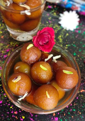 ગુલાબ જામુન (Gulab Jamun Recipe In Gujarati) રેસીપી મુખ્ય ફોટો
