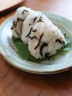 A picture of Sea kelp and sesame rice balls(Onigiri).