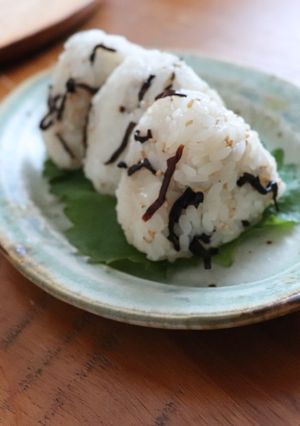 A picture of Sea kelp and sesame rice balls(Onigiri).