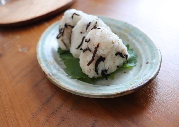 Recipe of Speedy Sea kelp and sesame rice balls(Onigiri)