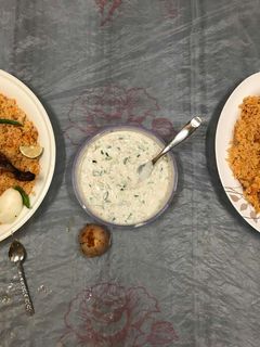 صورة لوصفة رز بخاري مع دجاج بالفرن