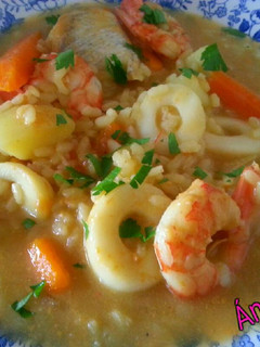 Una foto de Arroz caldoso con mariscos y verduras