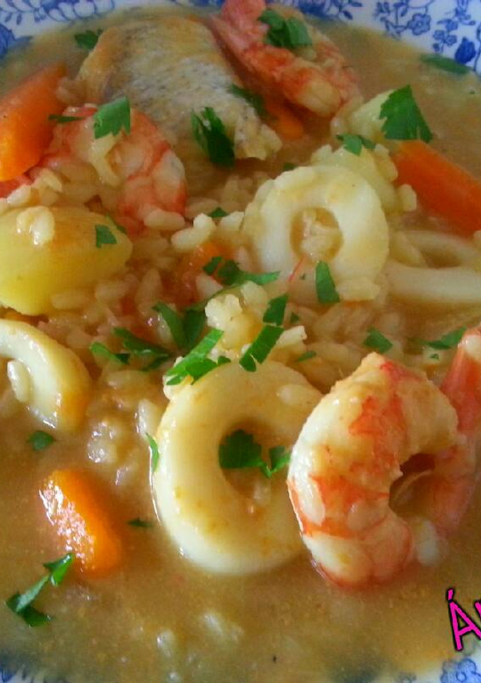Una foto de Arroz caldoso con mariscos y verduras