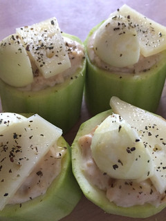 Una foto de Tronquitos de calabacin rellenos cubiertos de bechamel teriyaki