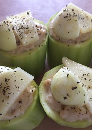 Una foto de Tronquitos de calabacin rellenos cubiertos de bechamel teriyaki