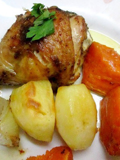 Una foto de Presas de pollo, papas y batatas con aderezo especial y margarina ligera