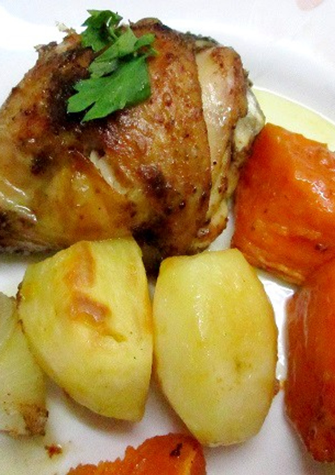 Una foto de Presas de pollo, papas y batatas con aderezo especial y margarina ligera