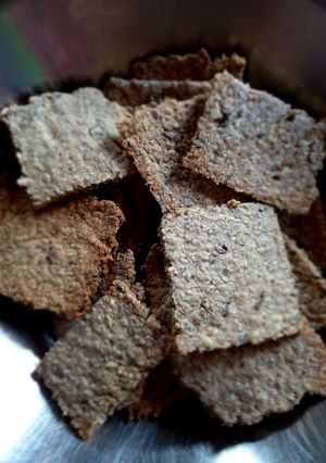 Una foto de Crackers integrales con avena y semillas