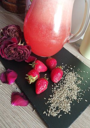 Une photo de Jus fraise anis vert bio