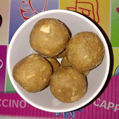 A picture of Gond ke laddu(piniya).