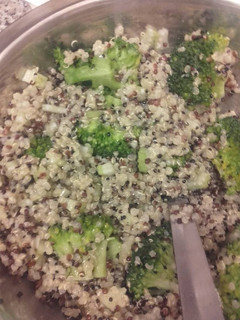 Una foto de Quinoa con apio y brócoli aliñado