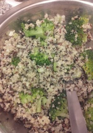 Una foto de Quinoa con apio y brócoli aliñado