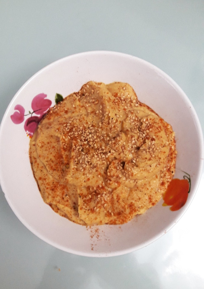 Una foto de Hummus con semillas
