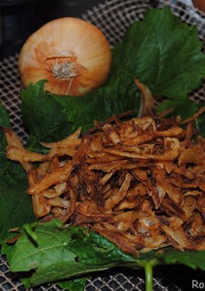 A picture of Crispy brown onions.