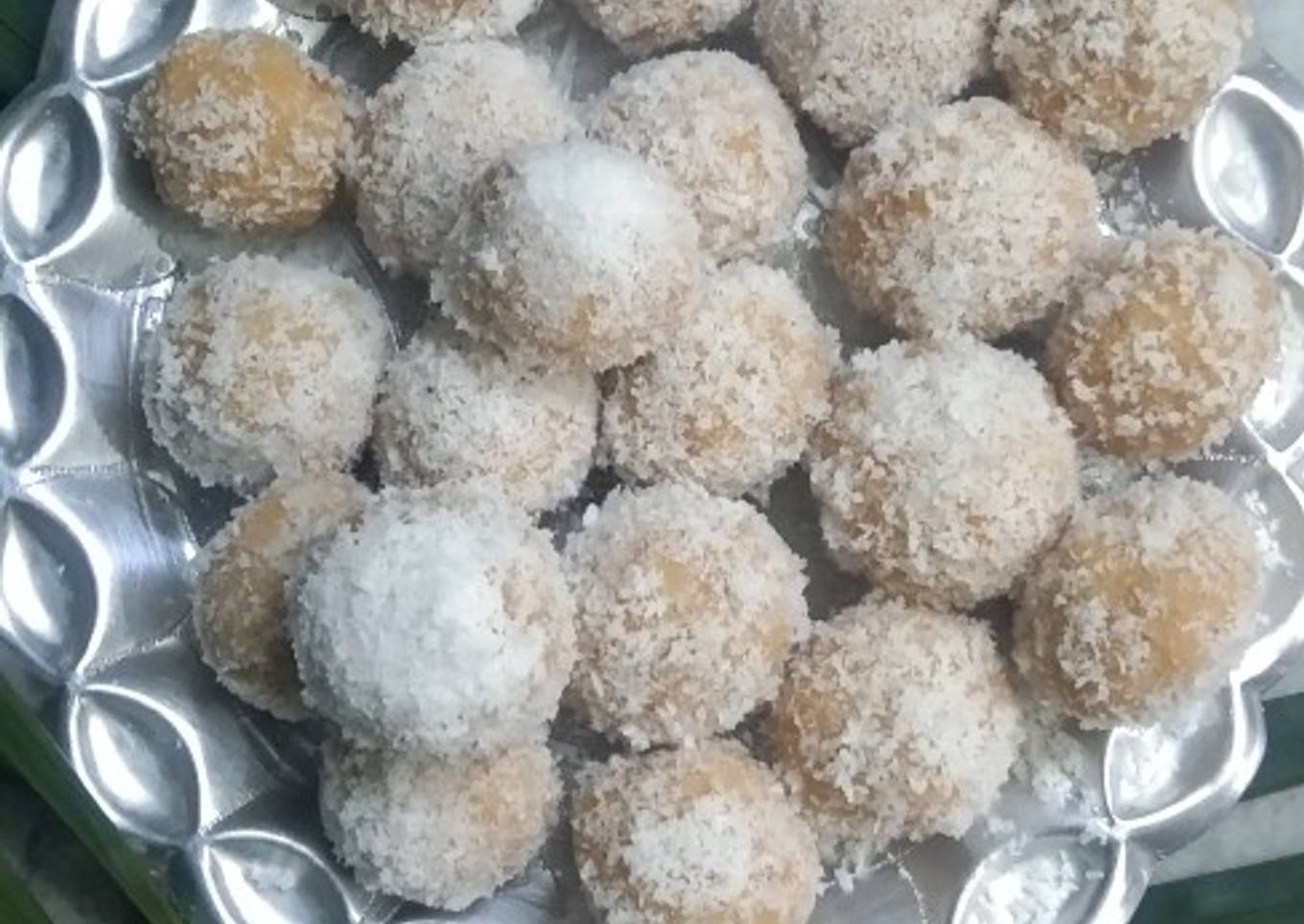 Milkmaid Coconut Ladoo