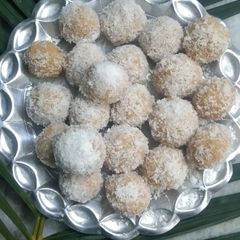 A picture of Milkmaid Coconut Ladoo.