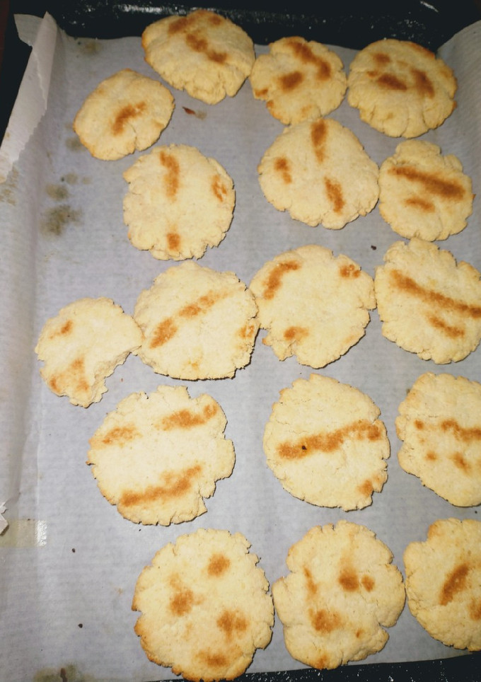 Una foto de Galletitas keto con harina de coco o almendras y goma xántica