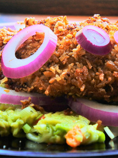Una foto de Pollo crujiente con aguacate